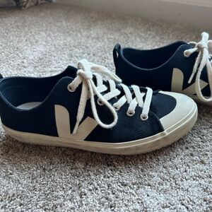 Veja Women’s Wata II Low Canvas Black Pierre